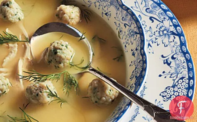 Sopa de frango com limão com bolinhos