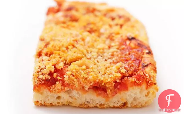 Sfincione (Pizza siciliana de Ano Novo com migalhas de pão, cebola e Caciocavallo)