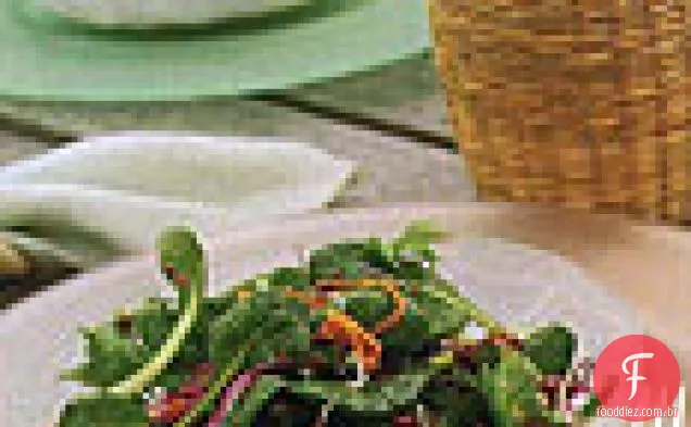 Farmers Market salada verde com chalotas fritas