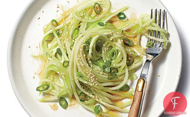Macarrão de pepino com cebolinha e Benne