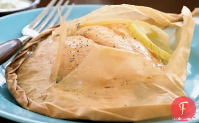Salmão em Papillote com molho de endro e iogurte