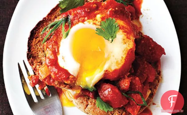 Ovos escalfados em molho de tomate com curry