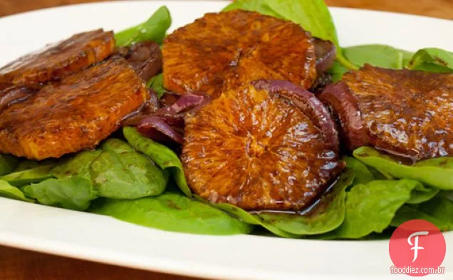 Laranjas, cebolas vermelhas caramelizadas e espinafre com vinagrete balsâmico