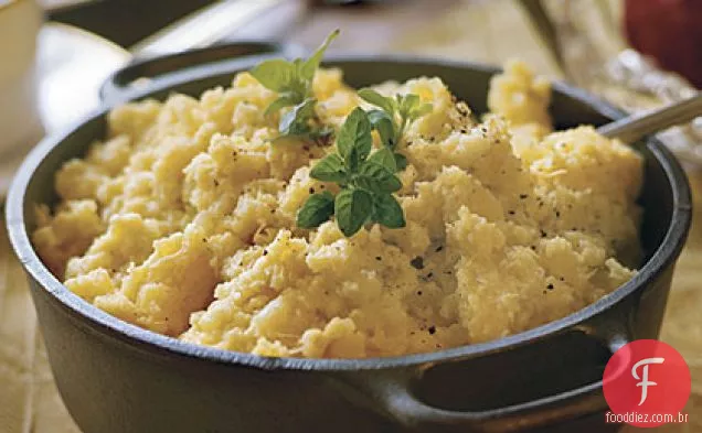 Rutabagas esmagadas e nabos com queijo parmesão