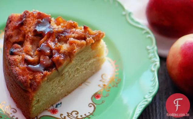Bolo de bordo com maçãs de manteiga marrom