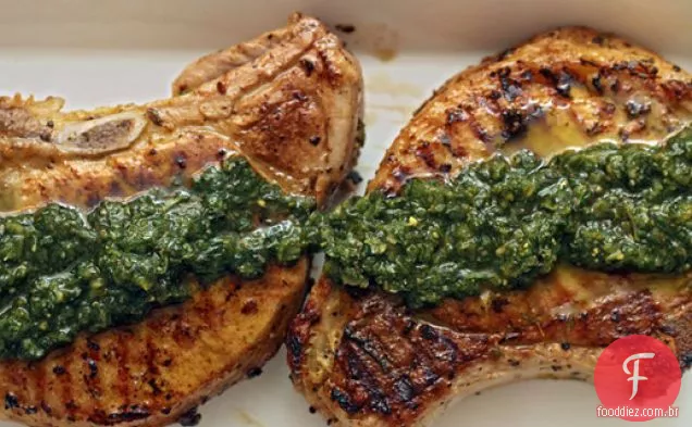 Jantar esta noite: costeletas de porco esfregadas com tomilho com Pesto