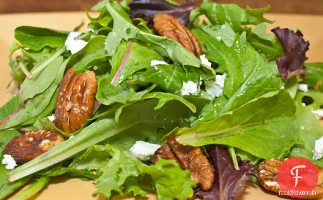 Mesclun com nozes vidradas, queijo de cabra e vinagrete de mostarda Dijon