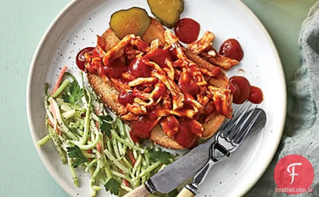 Sanduíches de frango churrasco com Slaw cremoso