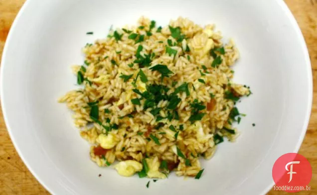 Jantar esta noite: arroz frito com açafrão com damascos secos e amêndoas