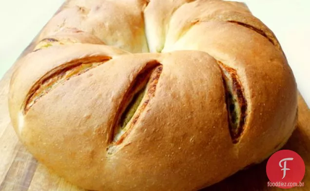 Cozimento Do Pão: Pão Do Redemoinho Do Tomate-Pesto