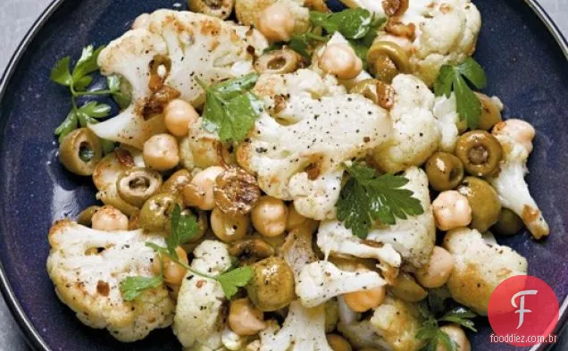 Cozinhar leve a couve-flor assada do Quick Cook completo, grão de bico e azeitonas