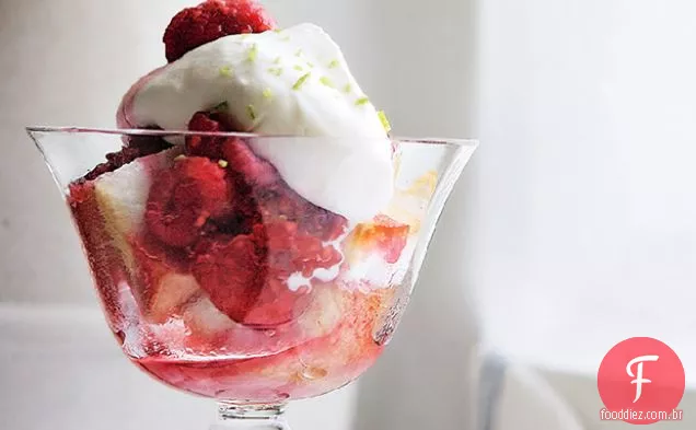 Raspberry Fool com bolo de comida de anjo torrado