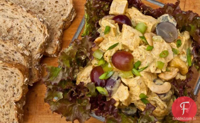 Salada de frango com curry com uvas e castanha de caju