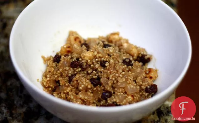 Jantar esta noite: Quinoa 'risoto' com avelãs torradas e groselhas secas