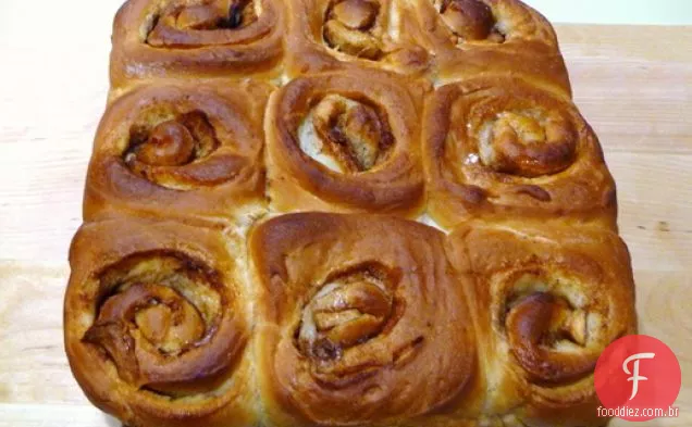 Cozimento Do Pão: Rolos Doces Da Maçã Da Canela