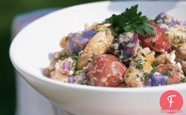 Salada de batata vermelha, branca e azul