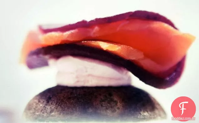 Cozinhe o livro: Black Olive Mini Blinis com Mascarpone rosa, salmão e beterraba preservada