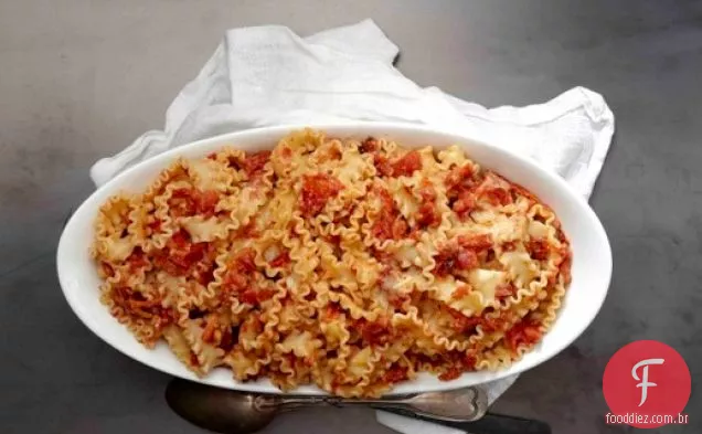 Cozinhe o livro: Mafaldine com tomates assados, Robiola e sementes de erva-doce esmagadas