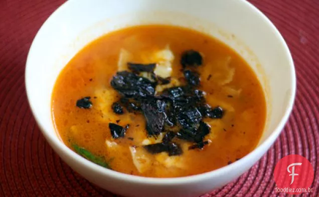 Tortilla sopa com frito Pasilla Chiles