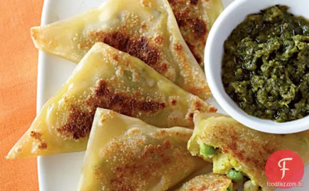 Samosas vegetais curry com coentro-Chutney de hortelã