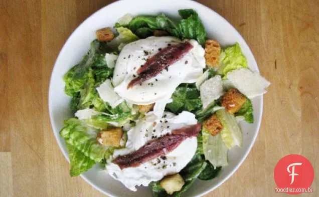Brunch de domingo: salada Caesar coberta com ovos escalfados