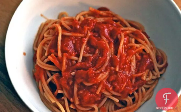 Jantar esta noite: espaguete Com Molho De Tomate gengibre