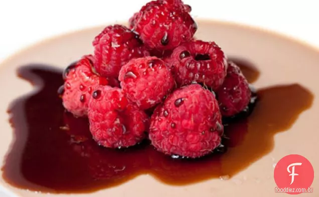 Chocolate ao leite Panna Cotta com framboesas e Saba