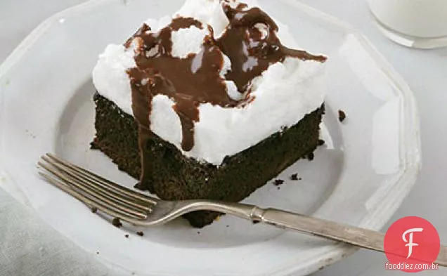 Bolo Mocha com cobertura de merengue fofa