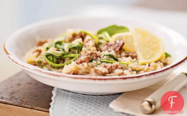 Risoto com linguiça italiana, cebola caramelizada e verduras amargas