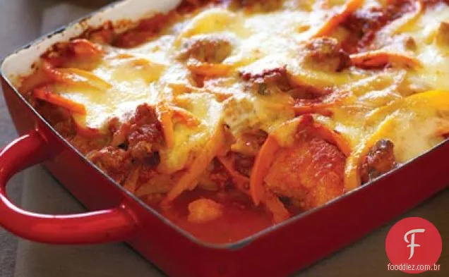 Polenta assada com linguiça e molho de tomate e pimenta