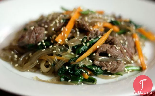 Jantar esta noite: Japchae Coreano (macarrão com espinafre, cenoura e carne)