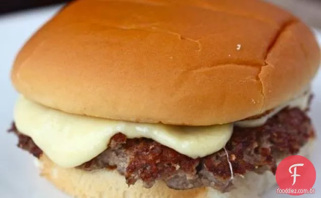 Hambúrgueres grelhados com fatias de queijo Comté fáceis de derreter