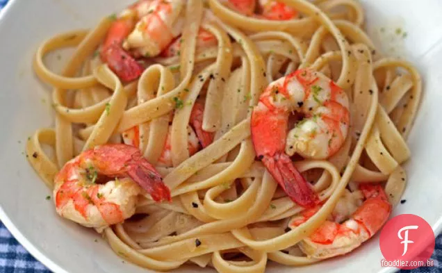 Jantar hoje à noite: Linguine com camarão assado com frutas cítricas