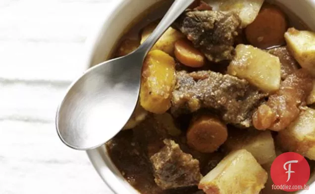 Ensopado De Carne Com Vegetais De Raiz