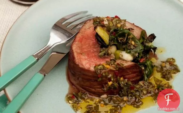 Cozinhe o livro: rúcula, alho e cebola verde bife de flanco recheado