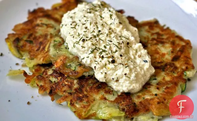 Jantar esta noite: panquecas de abobrinha com endro e ricota fresca