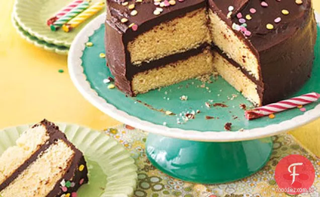 Bolo amarelo com cobertura de Fudge