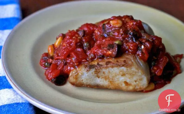 Jantar esta noite: molho de tomate com pinhões, alcaparras, azeitonas e passas