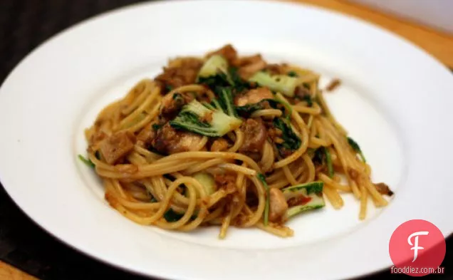 Jantar esta noite: macarrão com lombo de porco, berinjela Chinesa, baby Bok Choy e molho picante de missô