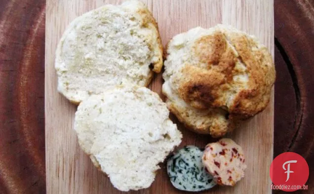 Brunch de domingo: rolos simples e manteigas compostas