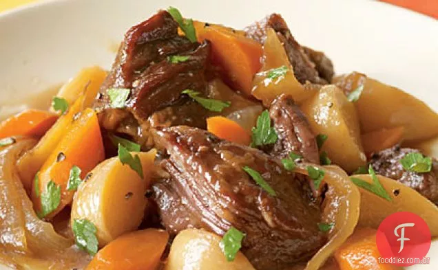 Cerveja - carne assada com cebola, cenoura e nabos