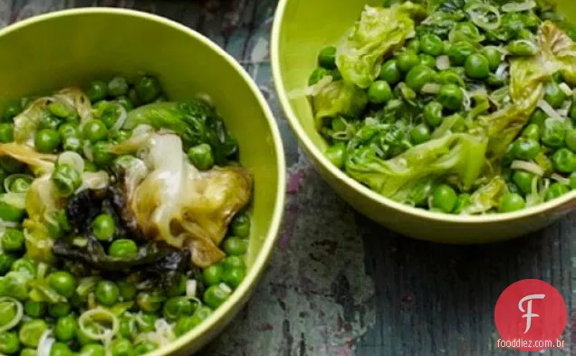 Cozinhe o livro: ervilhas frescas com alface e alho verde