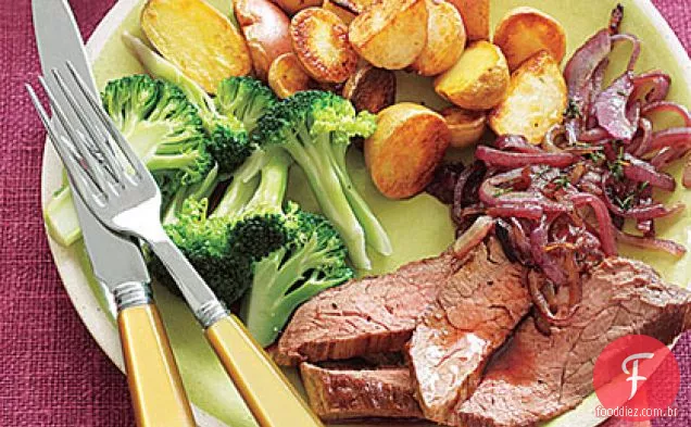 Bife de flanco com cebola vermelha
