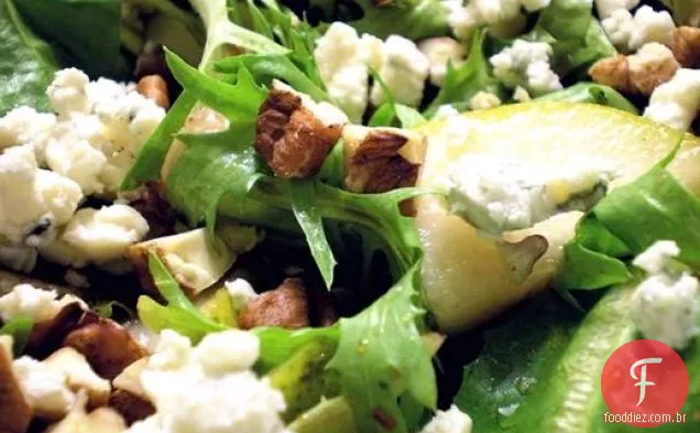 Saudável e delicioso: verduras misturadas com peras, nozes, queijo azul e molho balsâmico de mel