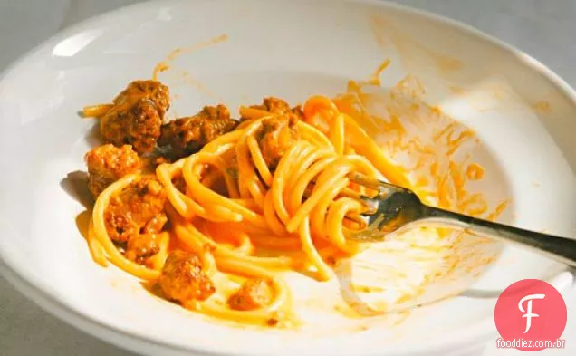 Cozinhar o livro: chouriço Carbonara