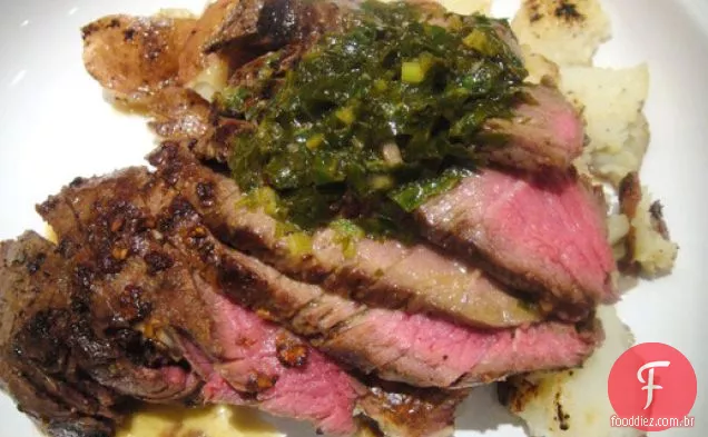 Lombo frito com batatas esmagadas e molho de anchova