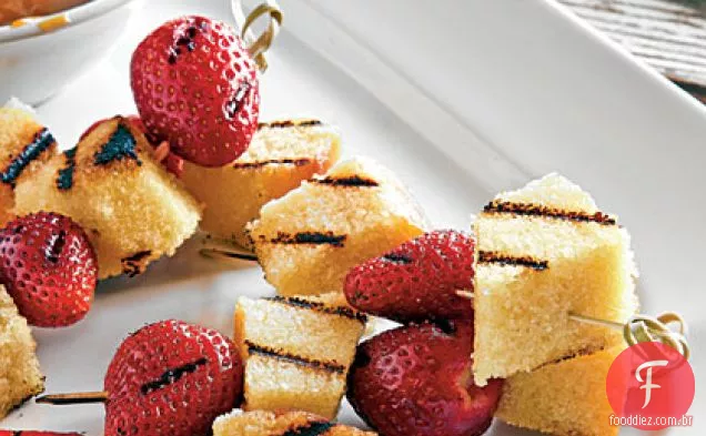 Bagas grelhadas e bolo de libra com molho Bourbon-Butterscotch