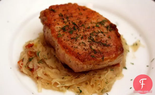 Jantar esta noite: costeletas de porco salteadas com chucrute