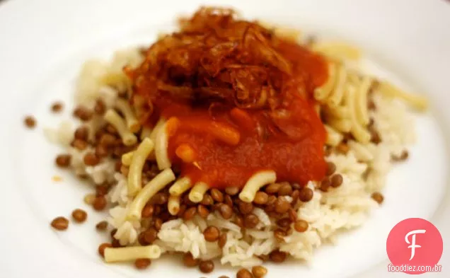 Jantar esta noite: Koshary (arroz, lentilhas e macarrão com molho de alho de tomate)
