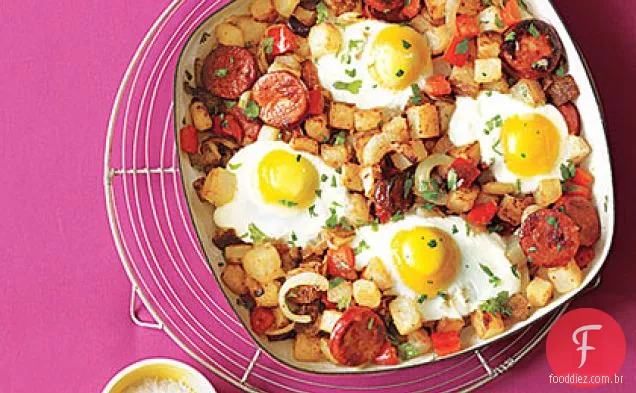 Batata, pimenta e chouriço Hash com ovos fritos